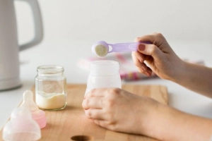 Hướng dẫn chuẩn bị và pha sữa công thức cho trẻ sơ sinh của WHO