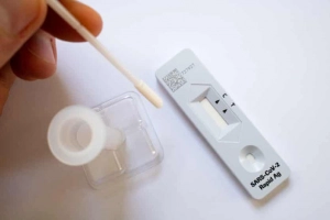 Hướng dẫn test nhanh COVID-19 tại nhà - Khi nào âm tính, khi nào dương tính?
