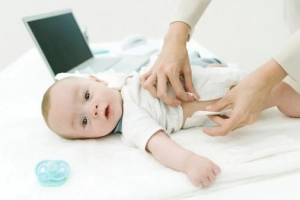 Hướng dẫn về lần thay tã đầu tiên của bé