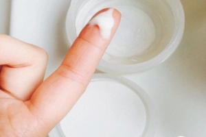 Huyết trắng ra nhiều màu trắng đục, vón cục, mùi hôi phải làm sao?
