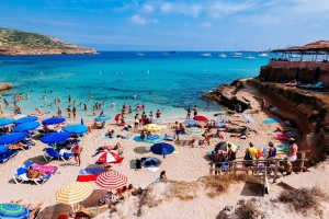 Ibiza - thiên đường ăn chơi của giới &#8216;quần đùi áo số&#8217;