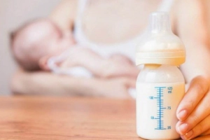 Kết hợp cho con bú và bổ sung sữa công thức