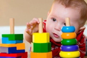 Khả năng vận động tay của trẻ 1 tuổi
