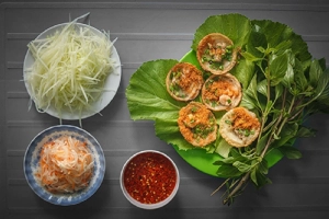 Khách đội nắng đợi hàng giờ để ăn bánh khọt nổi tiếng Vũng Tàu
