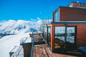 Khách sạn container tuyệt đẹp trên đỉnh núi tuyết