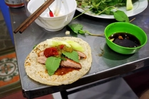 Khách Tây du lịch Sài Gòn thích thú với món vịt nướng cuốn bánh taco độc đáo