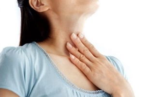 Khô họng kèm đờm có phải viêm họng không?
