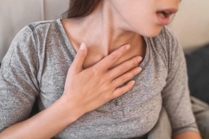 Khò khè kèm đờm trắng sau mắc Covid 5 tháng có sao không?