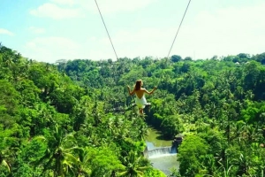 Khu nghỉ dưỡng &#8216;đánh đu&#8217; ở Bali giúp du khách bay bổng