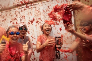 La Tomatina: &#8216;Cuộc chiến cà chua&#8217; lớn nhất thế giới