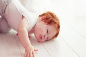 Làm gì khi trẻ bị ngã đập đầu xuống đất?