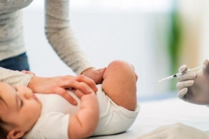 Làm gì nếu trẻ bỏ bú sau khi tiêm phòng?