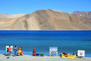 Lặng người với màu xanh huyền ảo ở hồ Pangong
