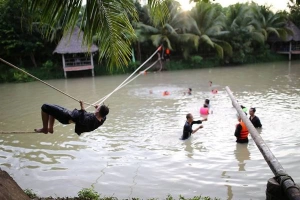 Lễ này cùng hội bạn thân về Bến Tre đi xe đạp qua cầu khỉ cười &#8216;rụng rún&#8217;