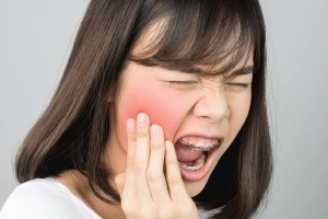 Lệch mặt do trật khớp thái dương hàm điều trị được không?