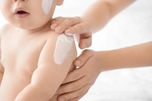 Lưu ý khi dùng thuốc bôi viêm da cơ địa cho bé