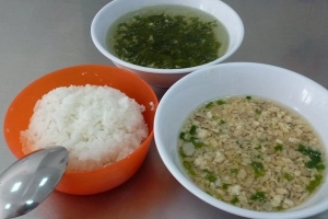 Lý do không nên cho trẻ ăn cơm chan canh