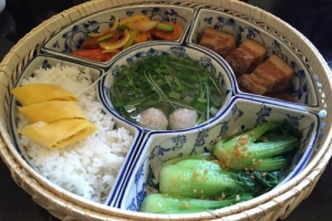 Mâm cơm Việt đặc trưng bốn món ở Sài Gòn