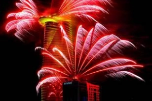Màn pháo hoa nghệ thuật 3 tầng trong đêm ở Sài Gòn