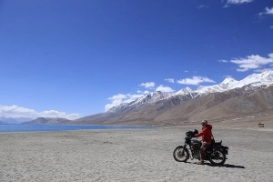 Màu xanh của hồ Pangong trên dãy Himalaya