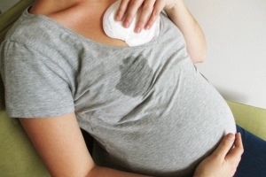 Mẹ bầu nên làm gì khi ra sữa non?