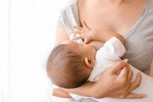 Mẹ bị viêm gan B có nên cho con bú không?
