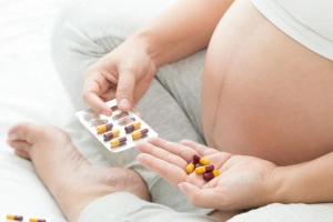 Mẹ uống thuốc giảm đau có ảnh hưởng đến thai nhi không?