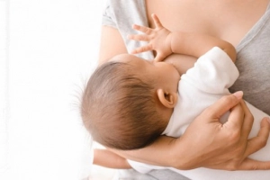 Mẹ xét nghiệm âm tính covid có cho con bú được không?