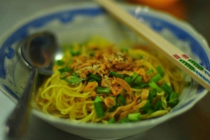 Mì khô thập cẩm cho bữa trưa khi du lịch Sài Gòn