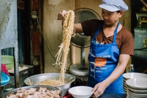 Mì xá xíu &#8216;rẻ như cho&#8217; ở Bangkok