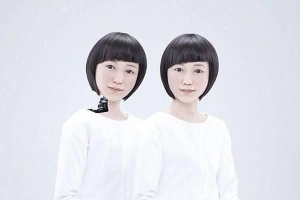 Mở cửa phòng khách sạn bằng gương mặt