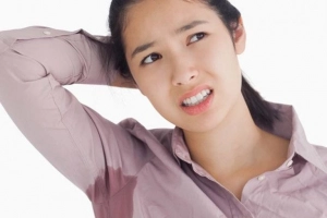 Mồ hôi nách ra nhiều phải làm sao?