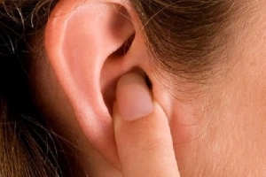 Mọc mụn sưng đỏ trong ống tai gây đau nhức là bệnh gì?