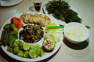 Món mắm &#8216;ngửi thấy ghê ăn thấy mê&#8217; ở xứ sở chùa tháp