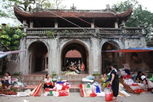 Một sớm mùa hè ghé thăm chợ nón làng Chuông
