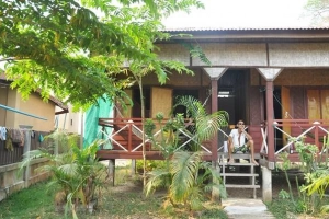 Mùa hè đi tắm thác, săn cá heo ở Nam Lào