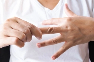 Nam giới bong da tay nguyên nhân là gì?