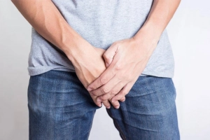 Nam giới căng buốt niệu đạo nguyên nhân là gì?