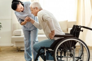 Nam giới liệt nửa người sau đột quỵ nên làm gì?