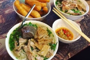 Năm quán vỉa hè lâu đời đông khách ở Hà Nội