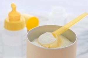 Nên dùng loại nước nào để pha sữa cho bé?