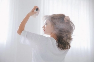 Nên dùng xịt dưỡng tóc hay dầu dưỡng tóc?