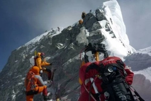 Nepal giảm giá giấy phép chinh phục đỉnh Everest