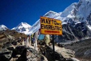 Nepal lắp bậc thang trên đỉnh Everest