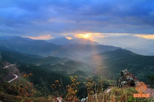 Ngắm bình minh trên &#8216;lưng khủng long&#8217; dãy Bình Liêu