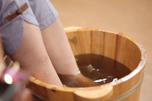 Ngâm chân chữa rối loạn tiền đình có hiệu quả không?