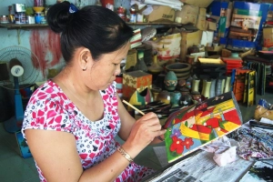 Nghề sơn mài kiếm gần chục triệu đồng mỗi sản phẩm ở Bình Dương