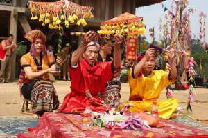Nghi lễ tạ ơn thầy mo bị mai một của người Thái