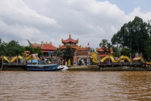 Ngôi chùa nằm giữa sông ở Sài Gòn