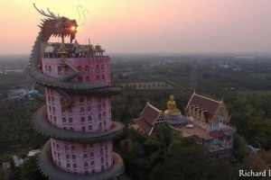 Ngôi đền rồng uốn lượn độc đáo ở Thái Lan